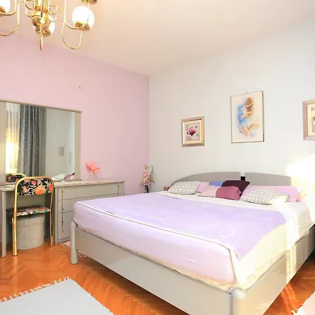 Apartment With A Parking Space Kastel Luksic, - 13734